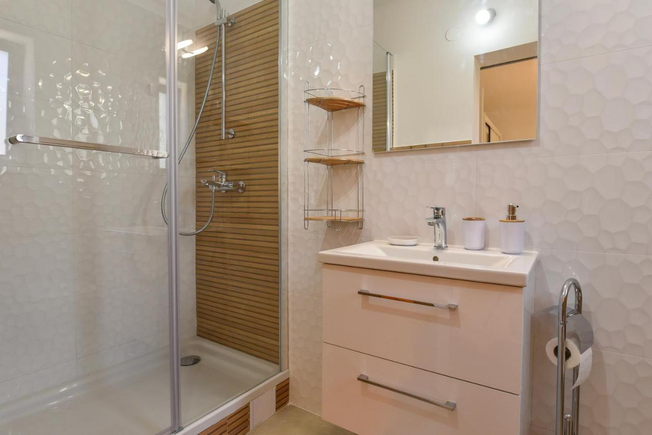 New Luxury 3 Bedroom 4 Air Conditioners Apartment