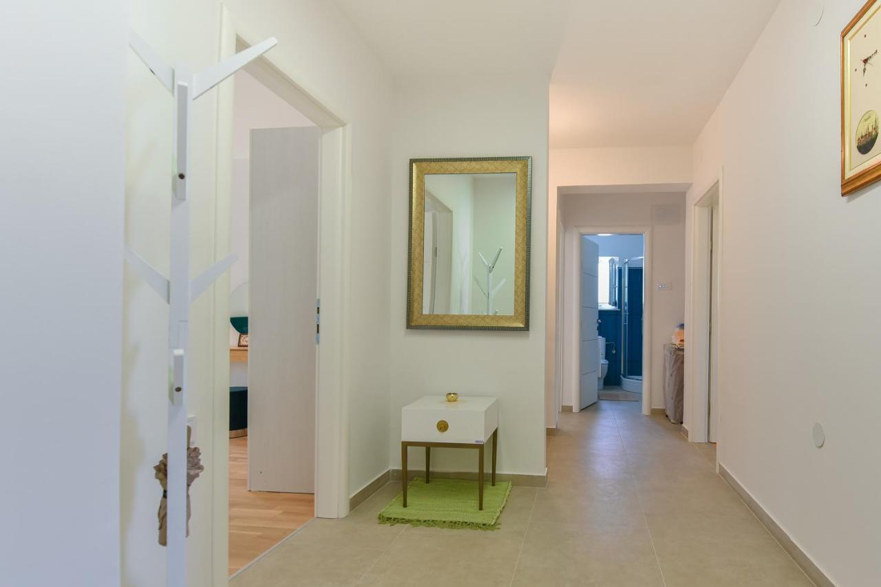 New Luxury 3 Bedroom 4 Air Conditioners Apartment
